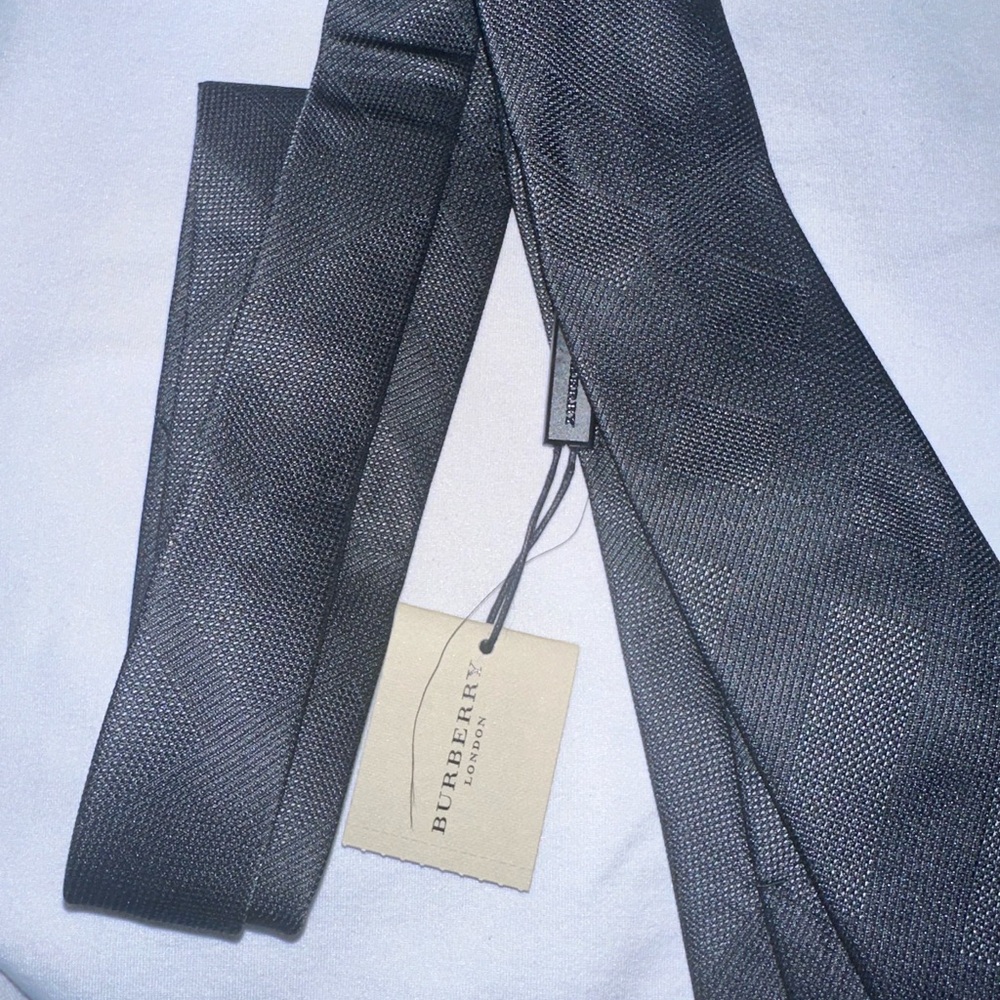 Brand new men’s Burberry tie